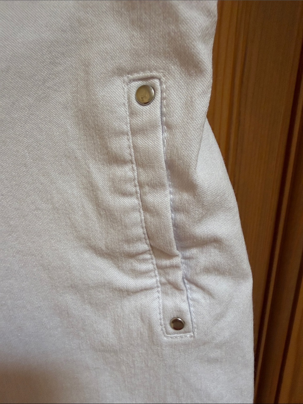 89+ Madison White Bermuda Shorts - Picture 4 of 7